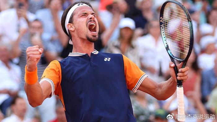 一名守门员 一名守门员