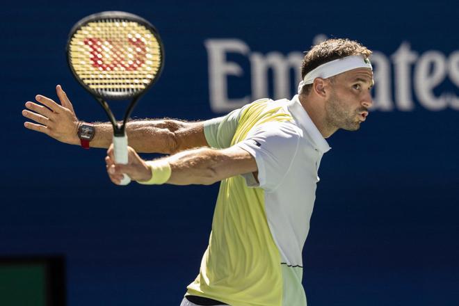 在前两手拿 在前两手拿